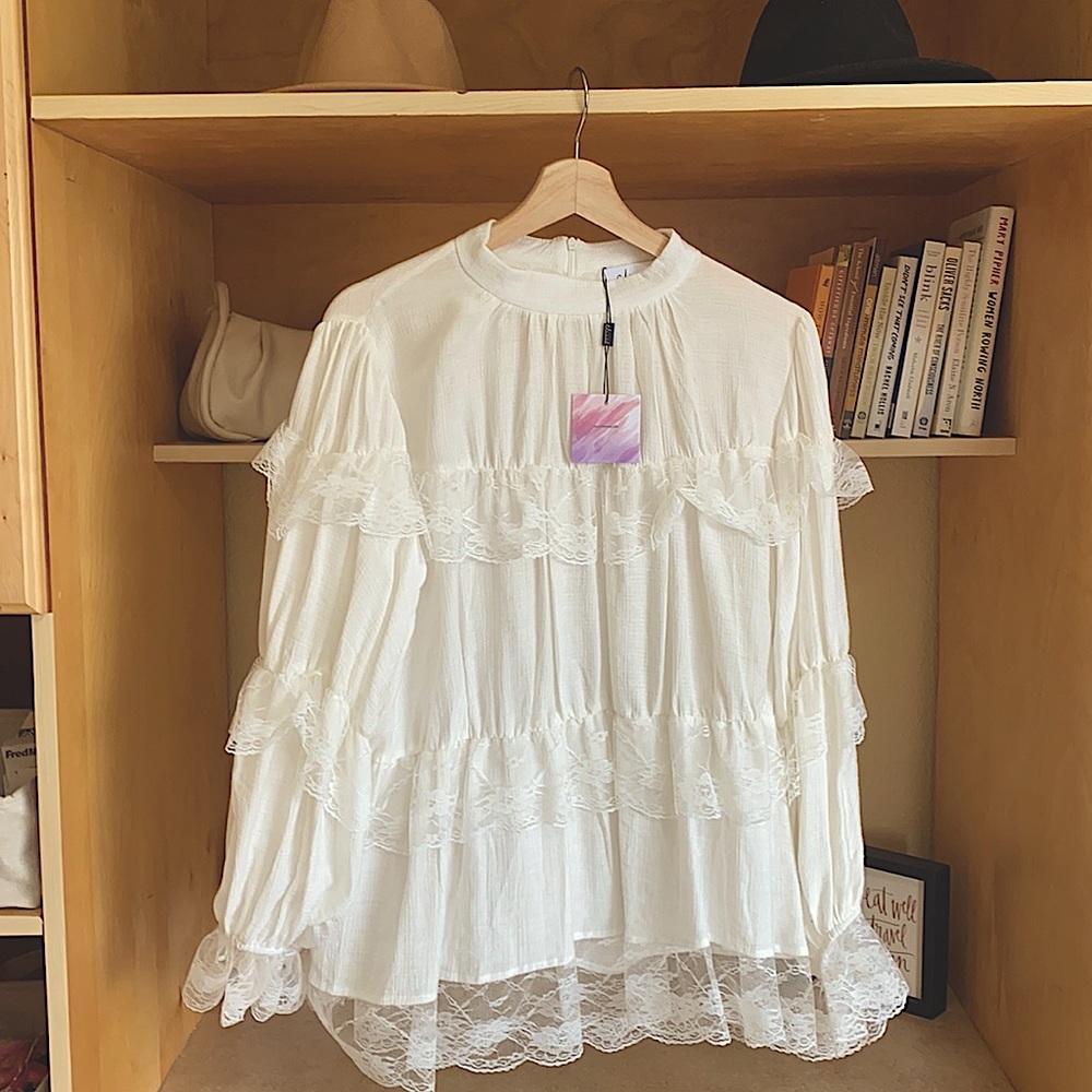 NEVER WORN STYLISH CREAM RUFFLE TOP